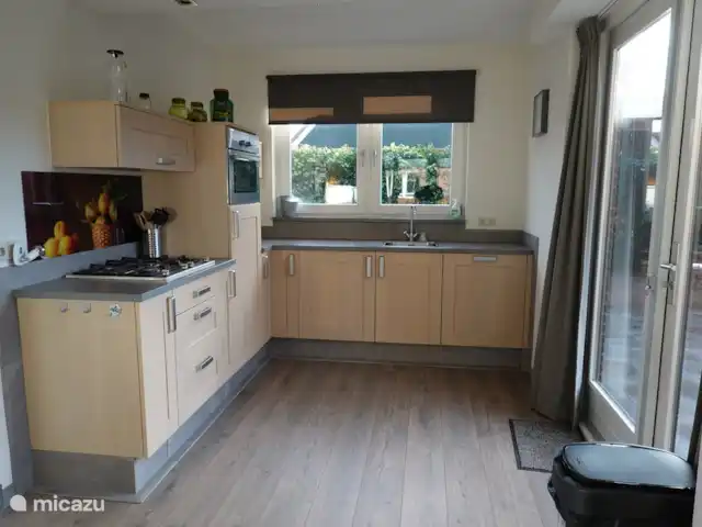 Een moderne keuken van alle gemakken voorzien